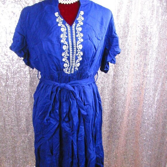 NWT BloomChic blue and white embroidered dress 14 - Picture 4 of 10